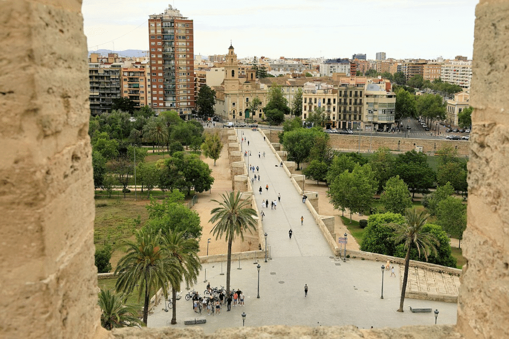 Le Pont des Serranos traverse l’ancien lit du Turia © Wikicommons