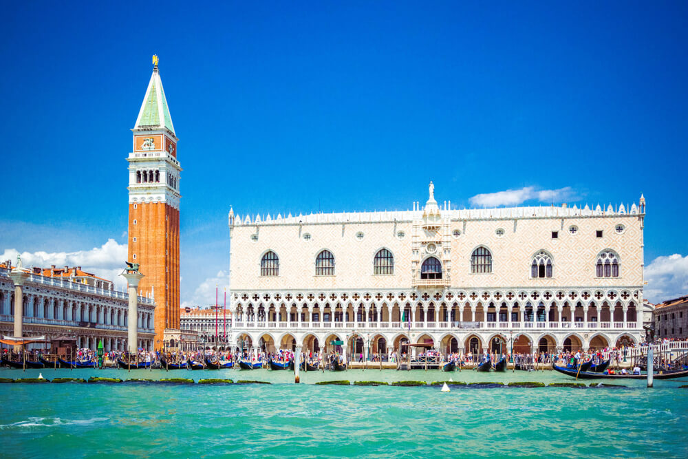 Le Palais des Doges, accompagné du campanile Saint-Marc à Venise ©Shutterstock