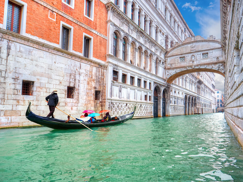 Passez sous le Pont des Soupirs en gondole lors d'une balade sur l'eau à Venise ©Shutterstock