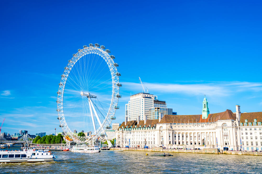 Le London Eye, la grande roue de Londres au bord de la Tamise ©Shutterstock
