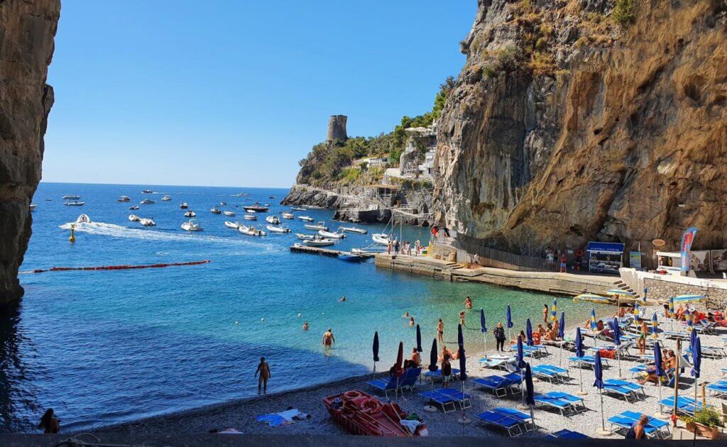 Baignez-vous depuis la plage de Praiano, petite ville cachée entre les falaises ©BeachSearcher 