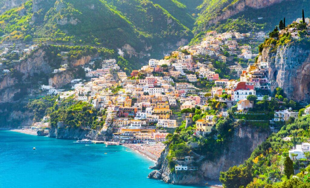 Découvrez les maisons suspendues et colorées de Positano ©Ulysse