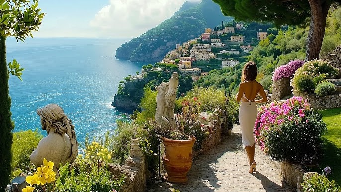 Montez dans les jardins suspendus de Ravello et admirez le paysage ©Tourist Walk Tours