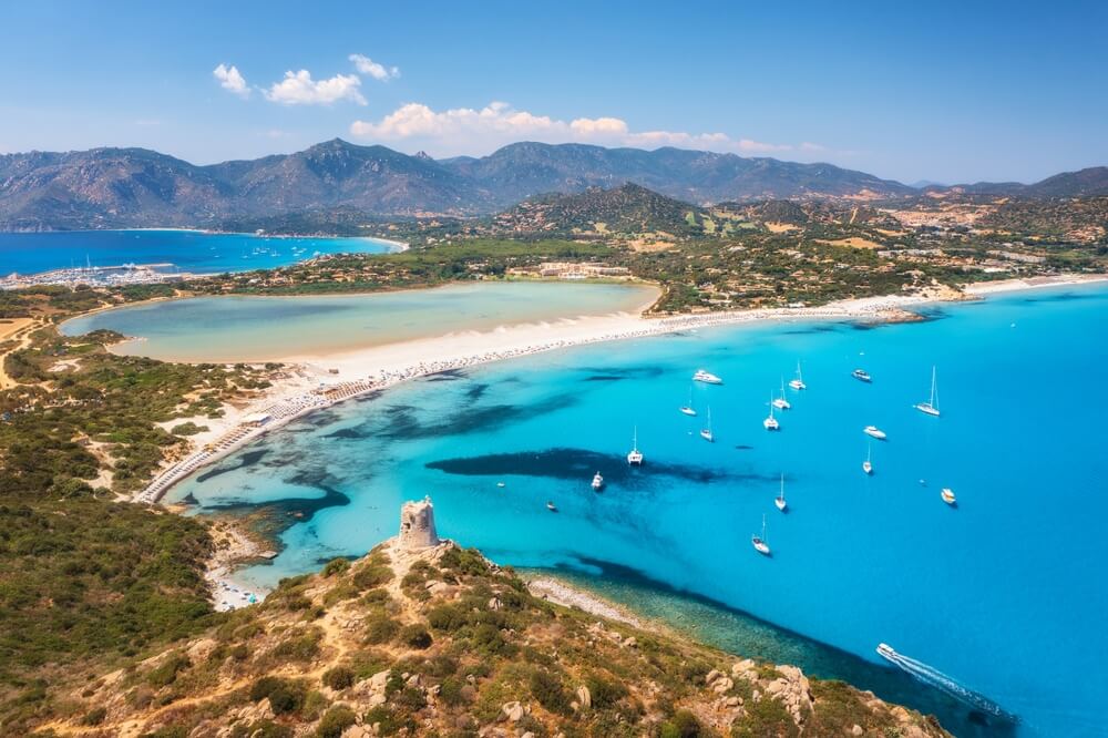 Spectaculaire plage de Porto Giunco, en Sardaigne, entre la mer des Baléares et la mer Tyrrhénienne ©Shutterstock