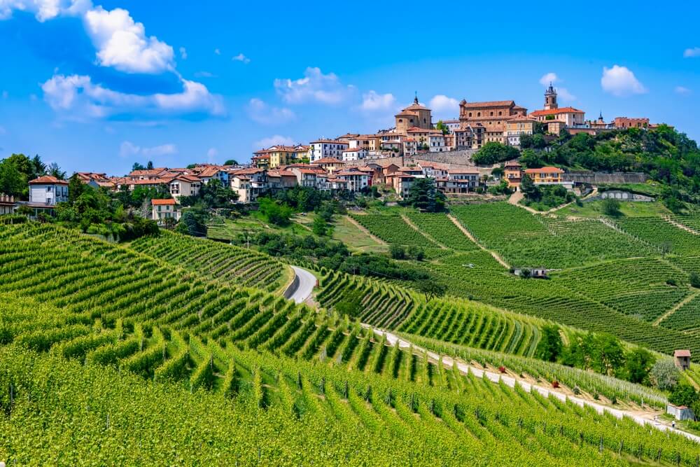 La Morra dans la province de Cuneo, village pittoresque du Piémont ©Shutterstock