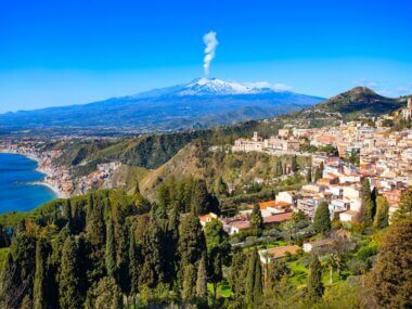 Vue sur l’Etna depuis Taormina ©Shutterstock