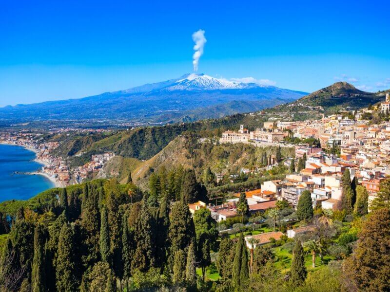 Vue sur l’Etna depuis Taormina ©Shutterstock