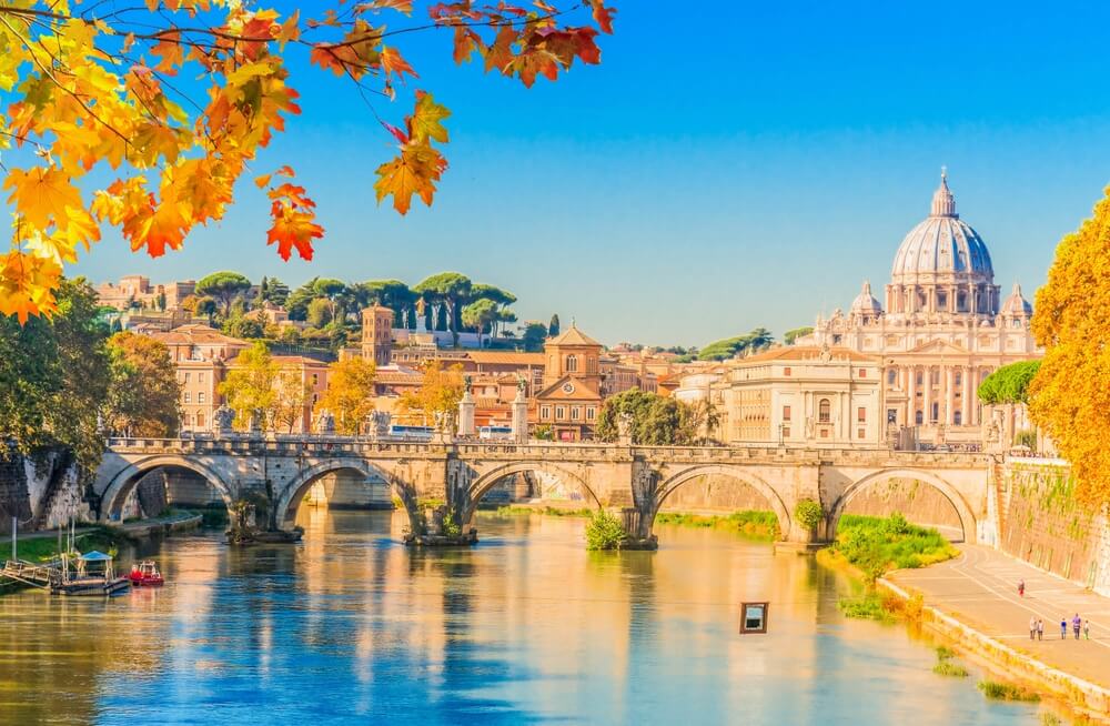 La Cathédrale Saint-Pierre au bord du Tibre à Rome, capitale de l'Italie ©Shutterstock