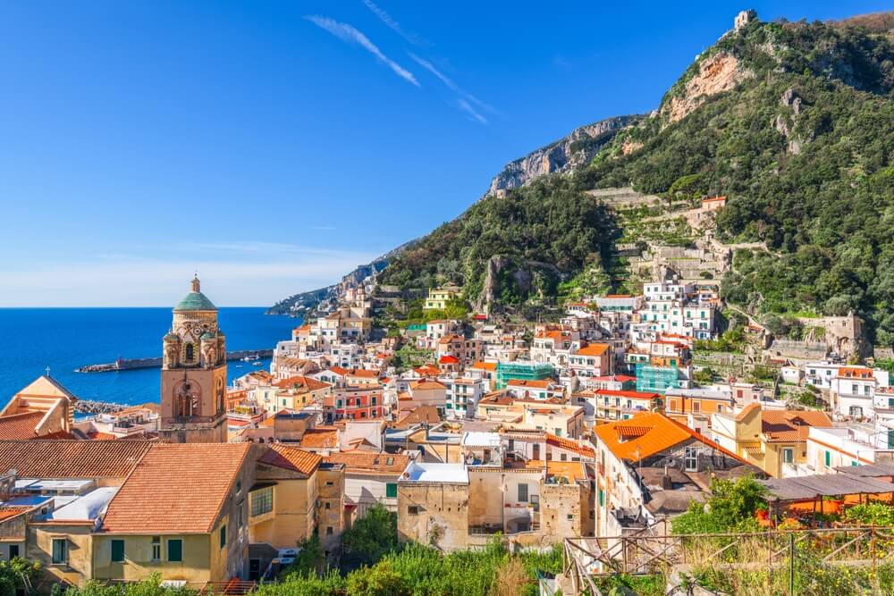 Amalfi, la ville au paysage typique de la Côte Amalfitaine ©Shutterstock