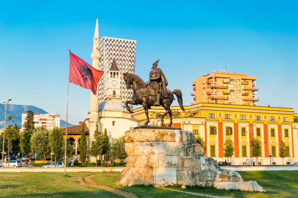 Découvrez Tirana et la place Skanderberg avec la statue équestre de Skanderberg ©AdobeStock