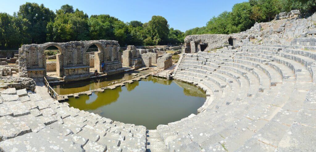 Le vestige de l'amphithéâtre de Butrint ©Pudelek