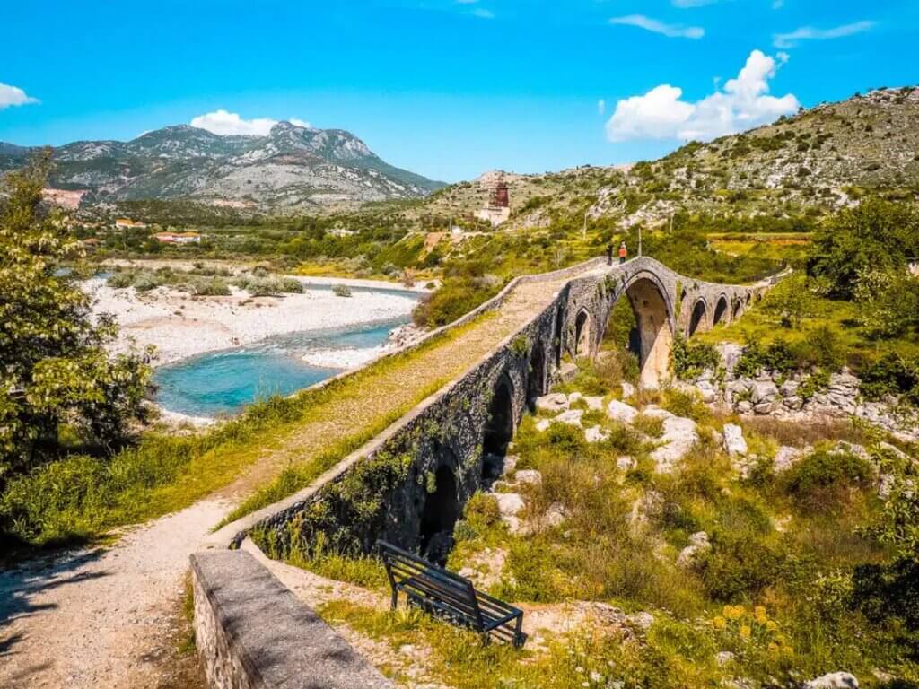 Venez découvrir Shkodër et le Pont de Mesi de 1770 et haut de 108 mètres ©Adventure Albania