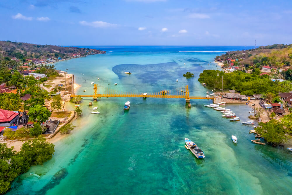 Les îles Nusa Lembongan et Nusa Ceningan reliées par le fameux Pont Jaune ©Shutterstock