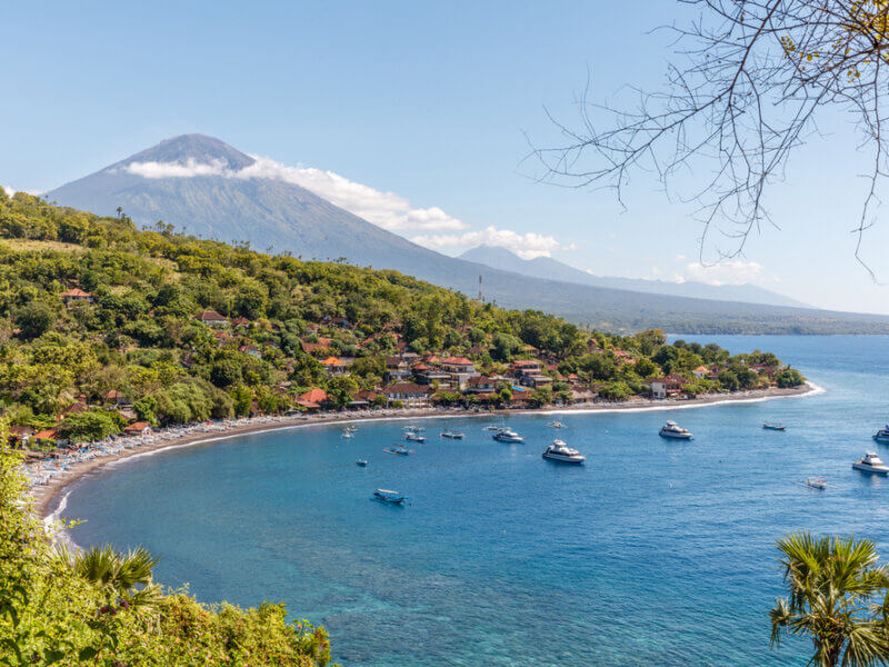 Amed, dominé par le mont Agung, le sommet de l'île de Bali ©Shutterstock