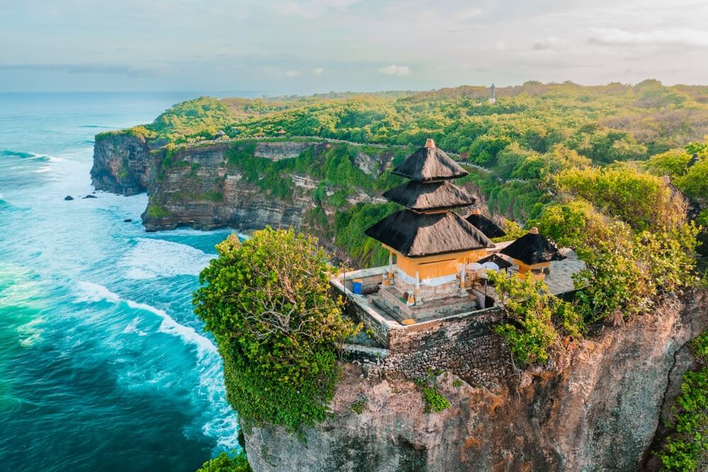 Le site emblématique du temple d'Uluwatu, sur les falaises de Bali ©Shutterstock