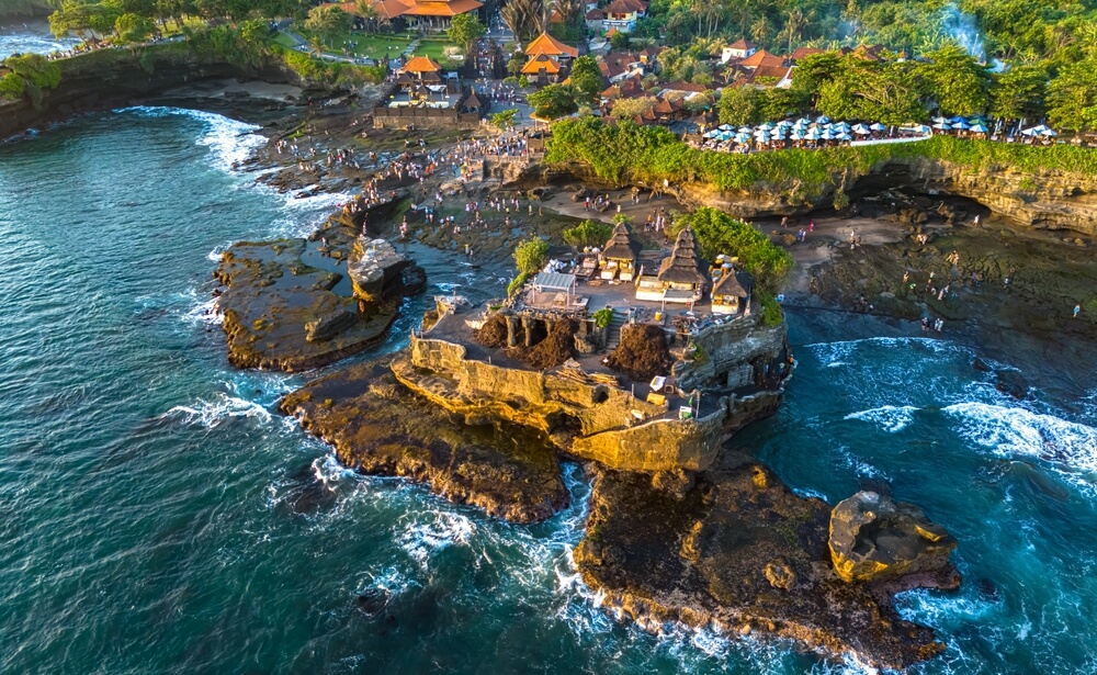 Le Temple de Tanah Lot trônant sur la côte de Bali ©Shutterstock