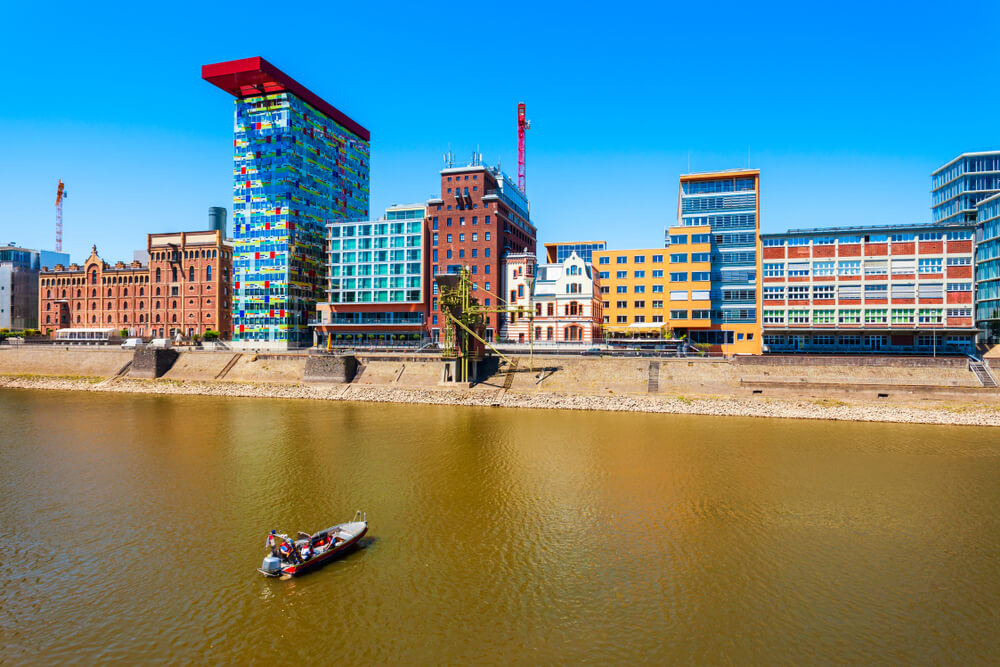 Découvrez le quartier moderne et créatif : MedienHafen ©Shutterstock