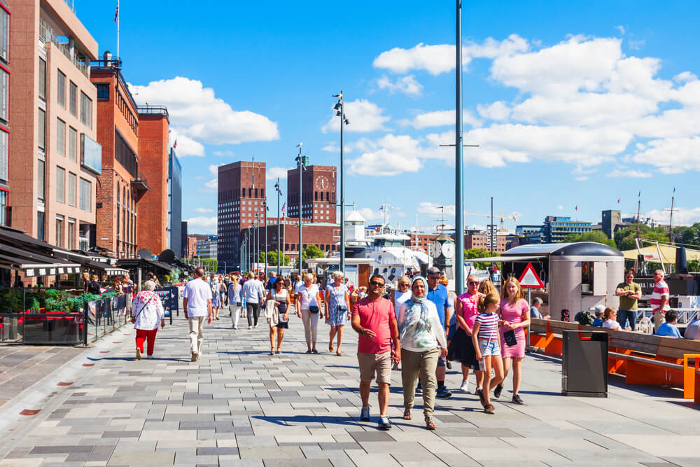 Arpentez le quartier animé Aker Brygge à Oslo ©Shutterstock