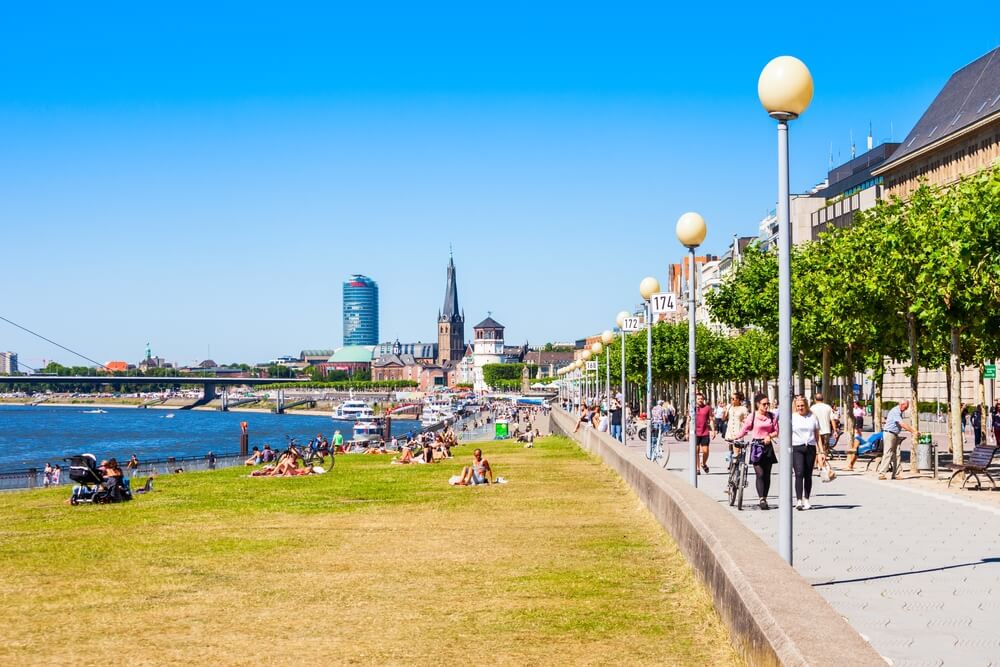 Balade au bord du Rhin à Düsseldorf ©Shutterstock
