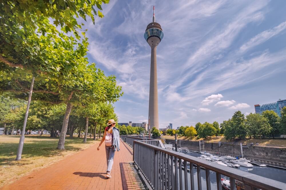 Le Rheinturm domine le Rhin et Düsseldorf ©Shutterstock