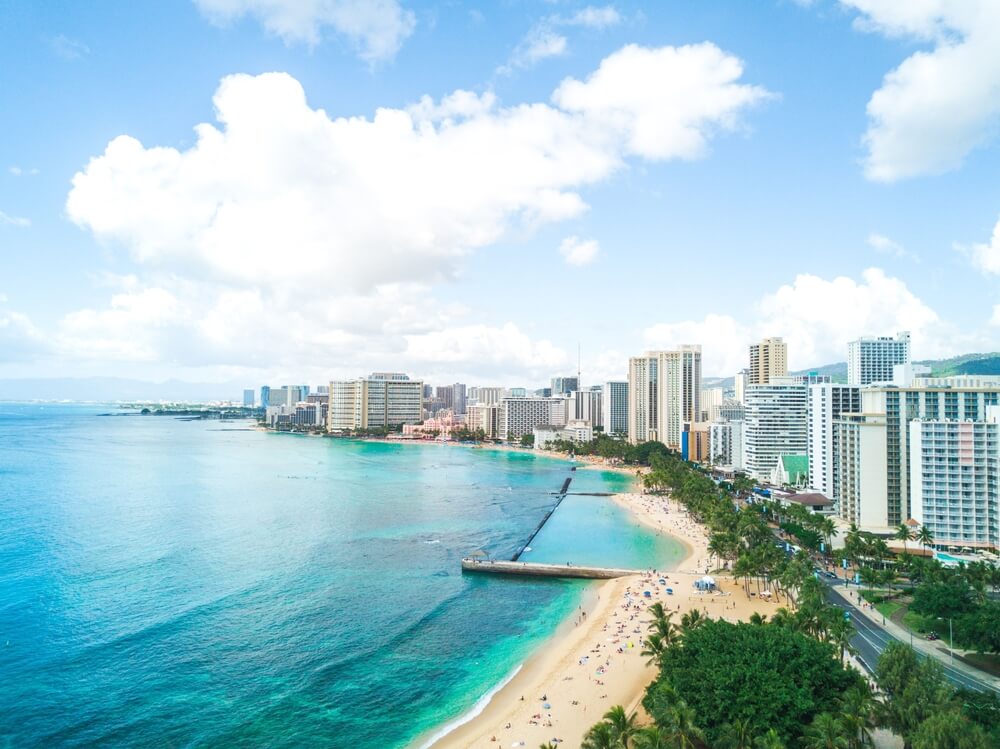 Profitez de la plage en bord de mer sur la plage de Waikiki Beach ©Shutterstock