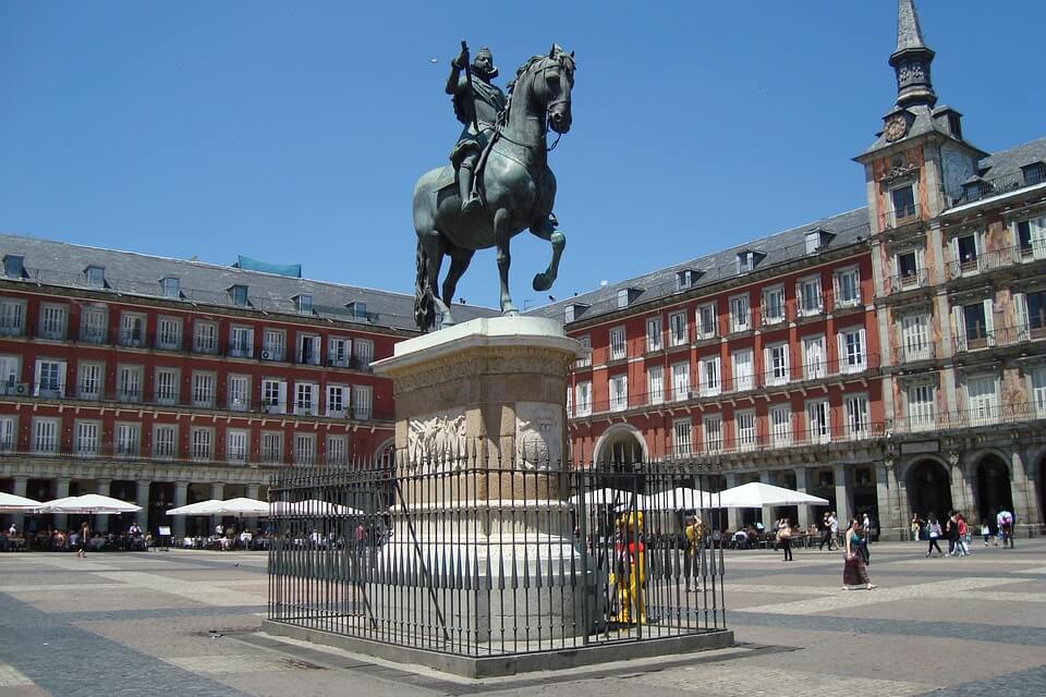 Déambulez sur la Plaza Mayor, autour de la statue de Philippe III à Madrid ©El Anciano Rey de los Vinos