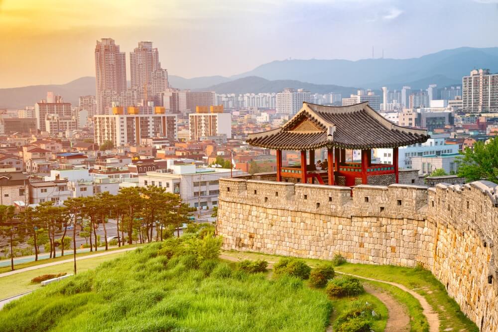 La majestueuse Forteresse de Hwaseong qui domine la cité de Suwon en Corée-du-Sud ©Voyage en Corée
