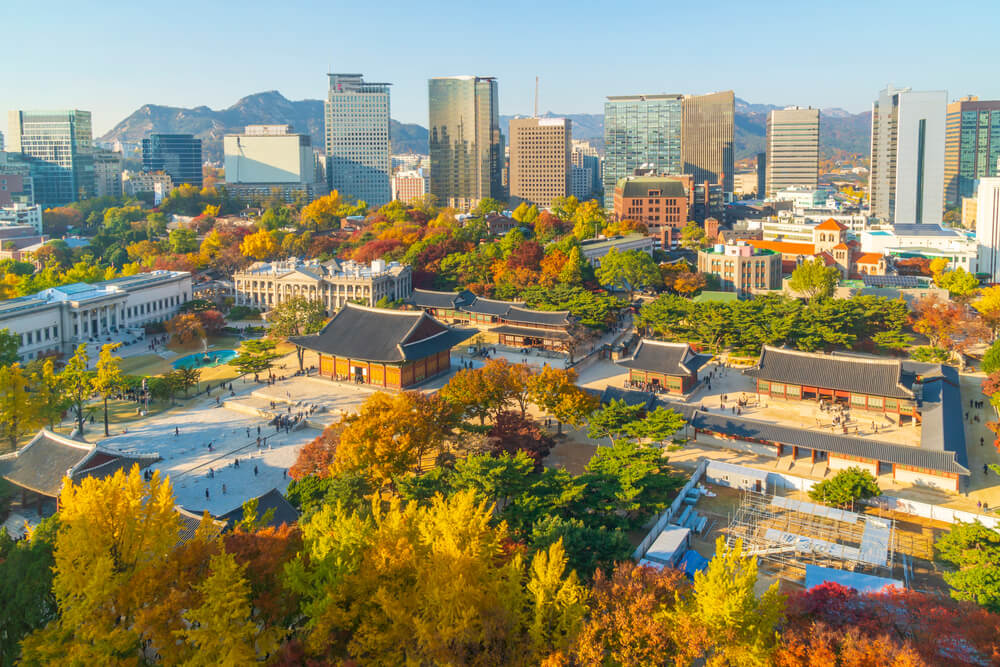 Le palais de Deoksugung au milieu de la ville de Séoul en Corée-du-sud ©Shutterstock