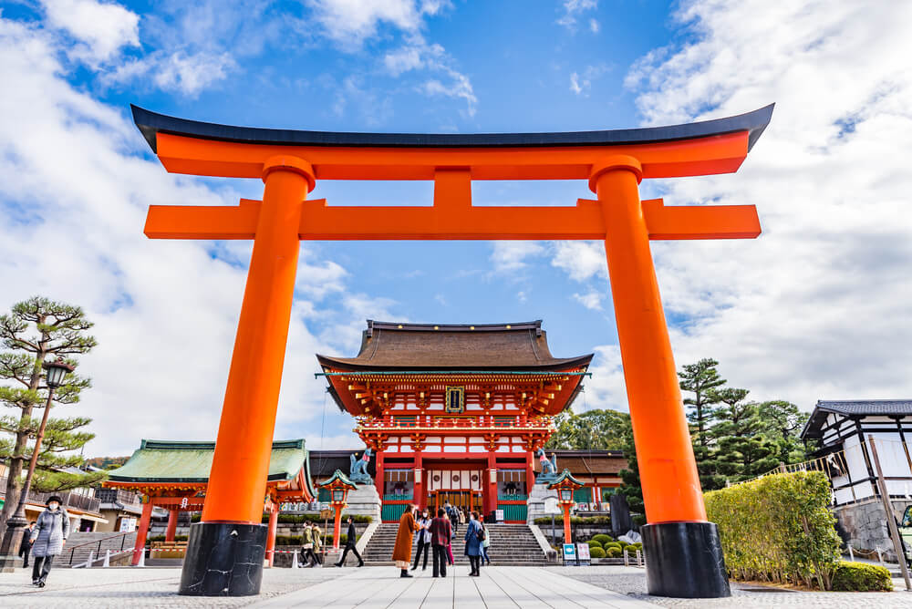 Le fameux Sanctuaire Fushimi Inari-taisha, accessible en passant sous de nombreux torii ©Shutterstock