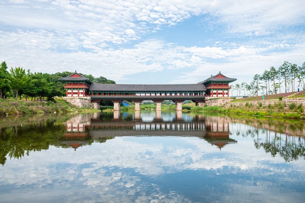 Le pont en bois de Woljeonggyo, symbole de la ville Gyoengju ©Shutterstock