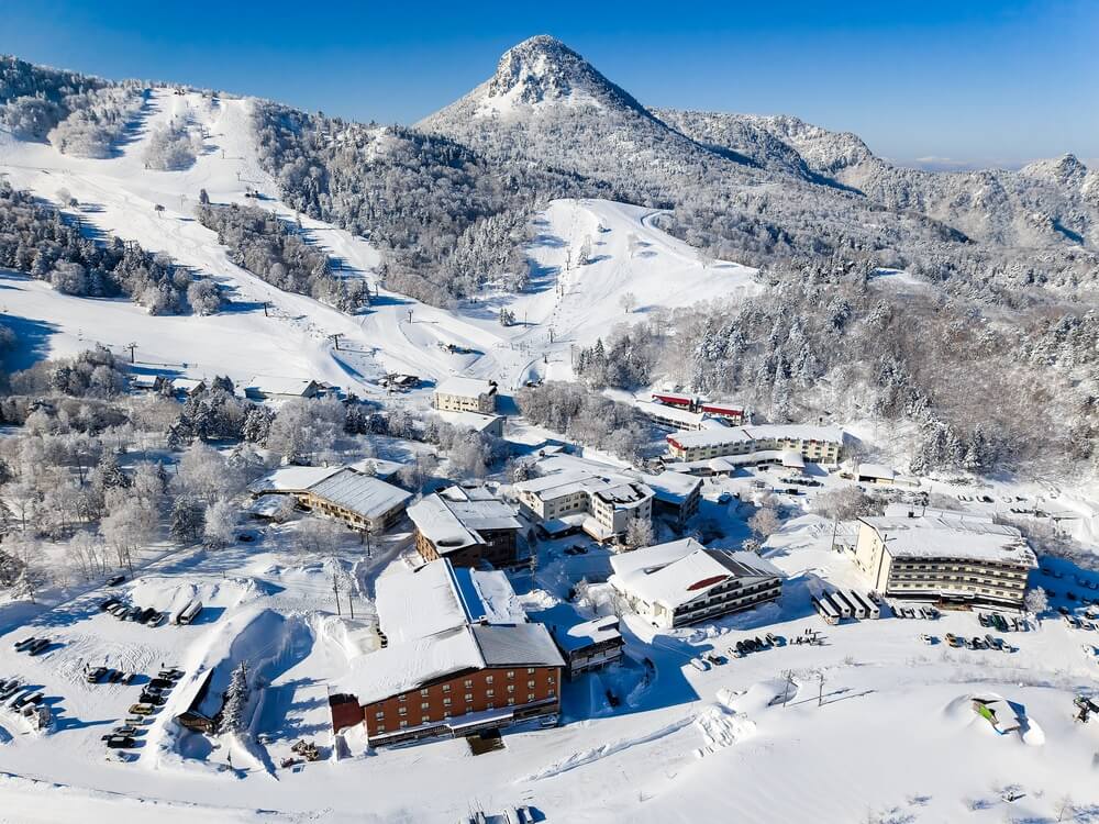 Les domaines skiables de Yokoteyama et Kumanoyu à Shiga Kogen dans la préfecture de Nagano ©Shutterstock
