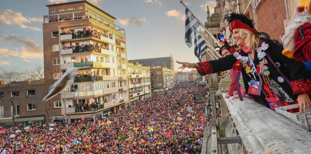 La grande foule présente pour le lancer de harengs ©expatstraveltogether