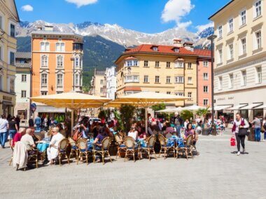 Profitez de la vieille ville depuis la terrasse des restaurant de Innsbruck ©Shutterstock