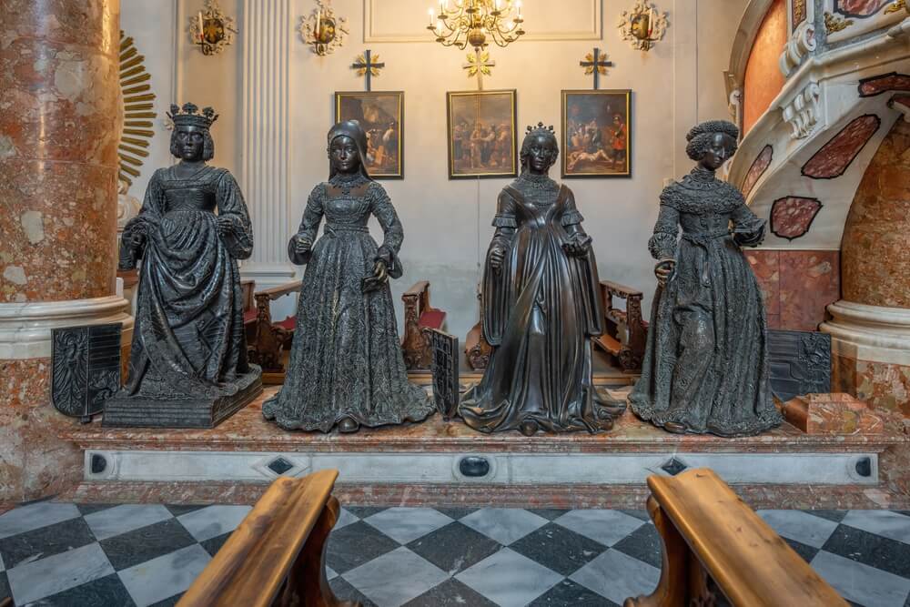 4 des 28 statues qui entourent le mausolée de l'empereur Maximilien Ier ©Shutterstock