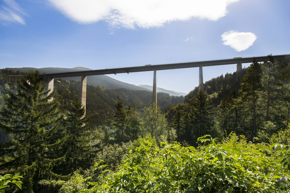 L'Europabrücke, un pont entre l'Autriche et l'Italie, au-dessus de la vallée de la Wipp ©Shutterstock