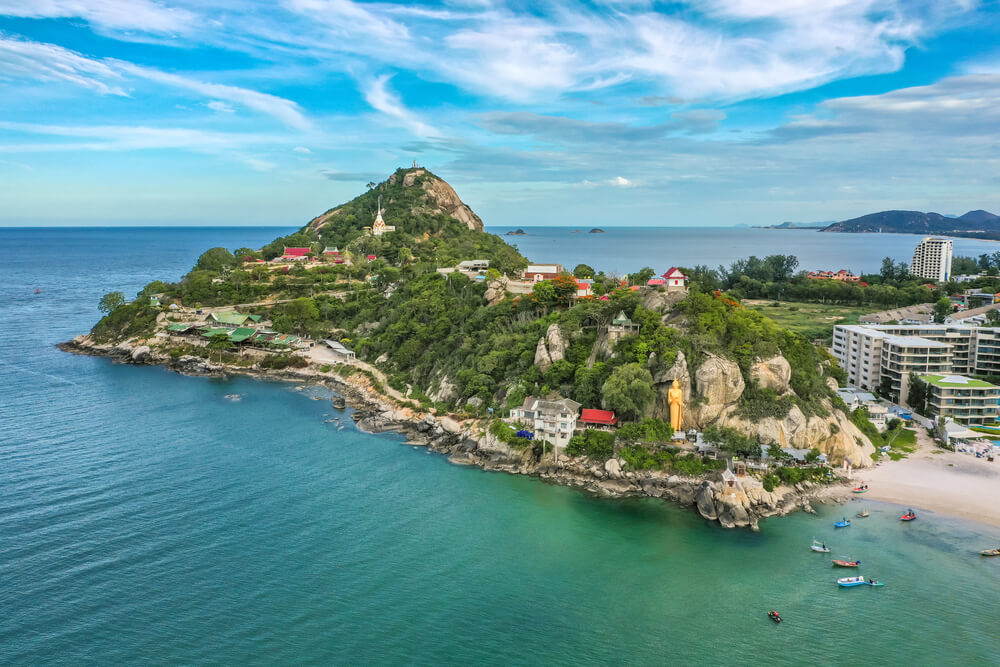 La colline et la plage de Wat Khao Takiab à Hua Hin en Thaïlande ©Shutterstock
