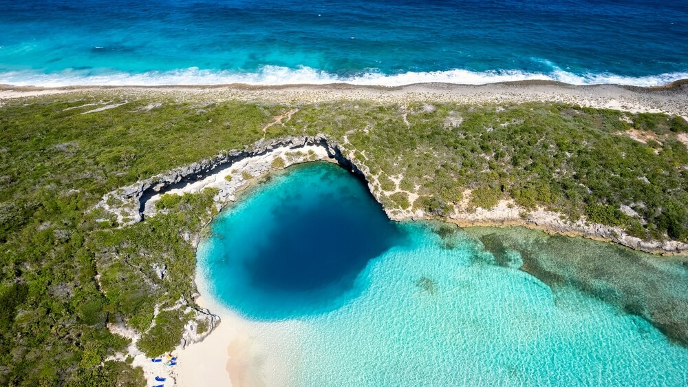 Le Dean's Blue Hole, l’un des trous bleus les plus profonds au monde ©Shutterstock
