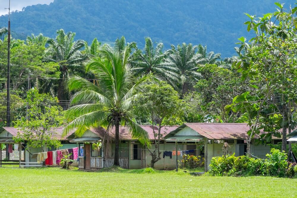 Les palmiers et les petites maison de Puntarenas ©Shutterstock