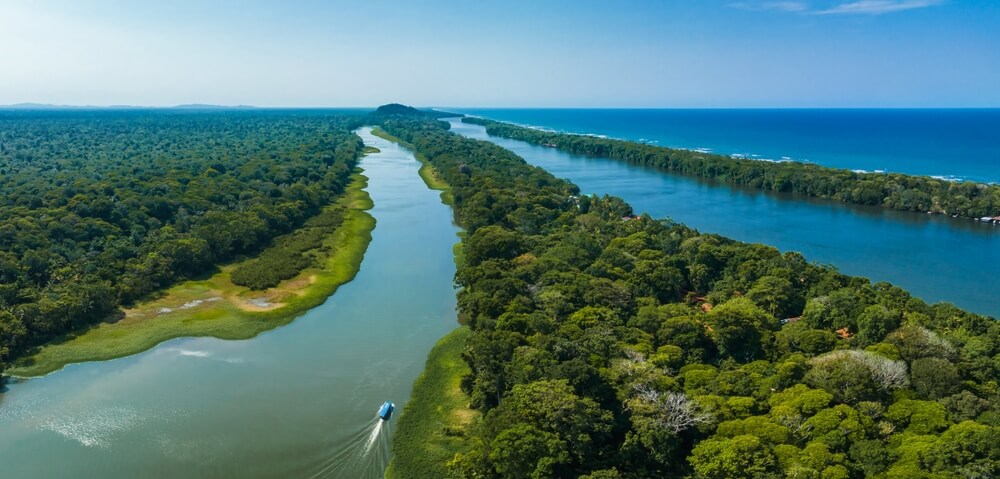Village de Tortuguero dans la jungle au Costa Rica ©Shutterstock 