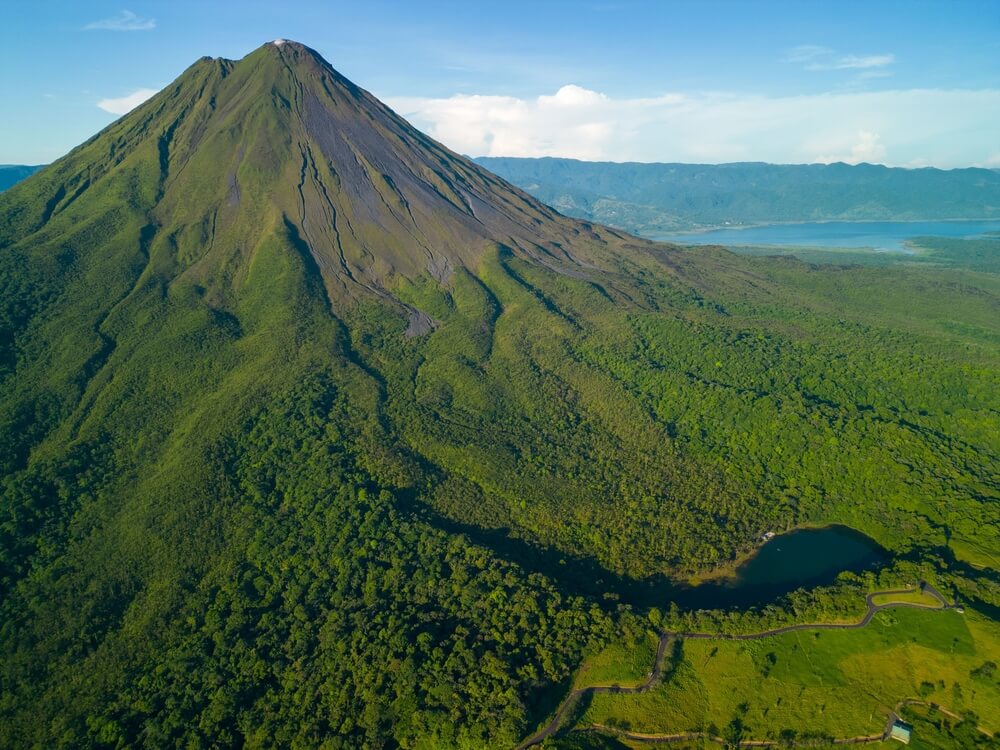 Le Volcan Arenal et sa forêt luxuriante ©Shutterstock