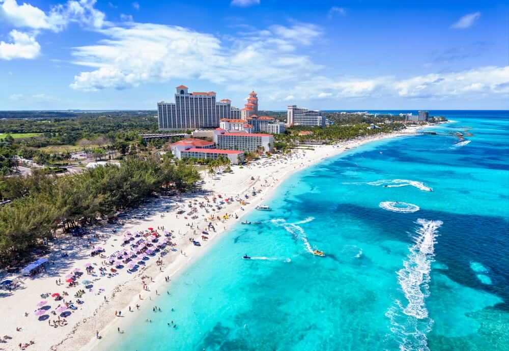 Découvrez Nassau, avec une superbe plage et son eau turquoise ©Shutterstock