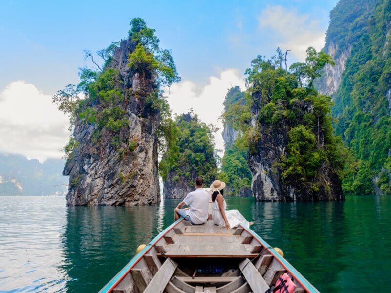 Profitez d'une balade sur le Cheow Lan, dans le parc national de Khao Sok en Thaïlande ©Shutterstock