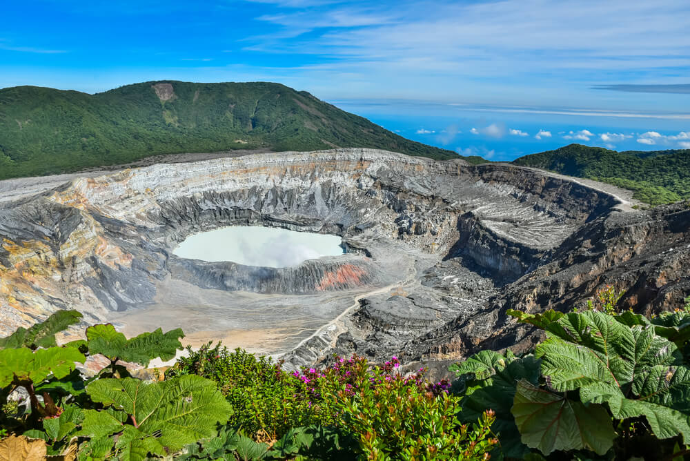 Le cratère du Volcan Poás, un des volcans à voir au Costa Rica ©Shutterstock