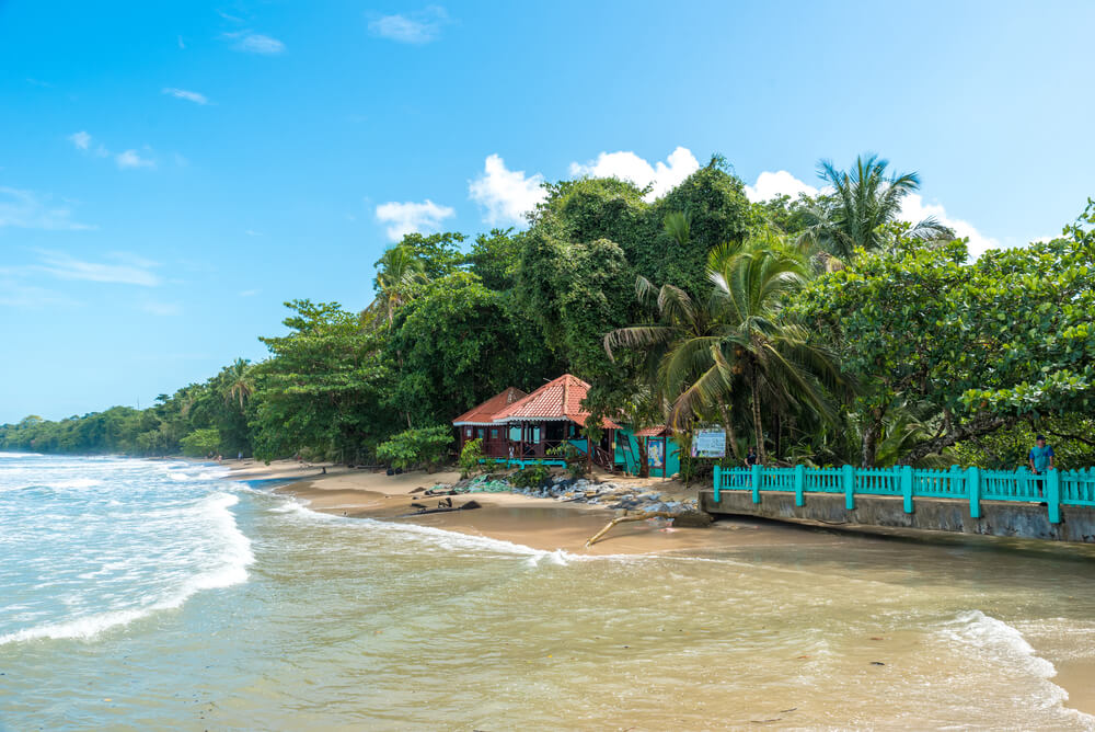 Le Parc national de Cahuita en bord de mer ©Shutterstock