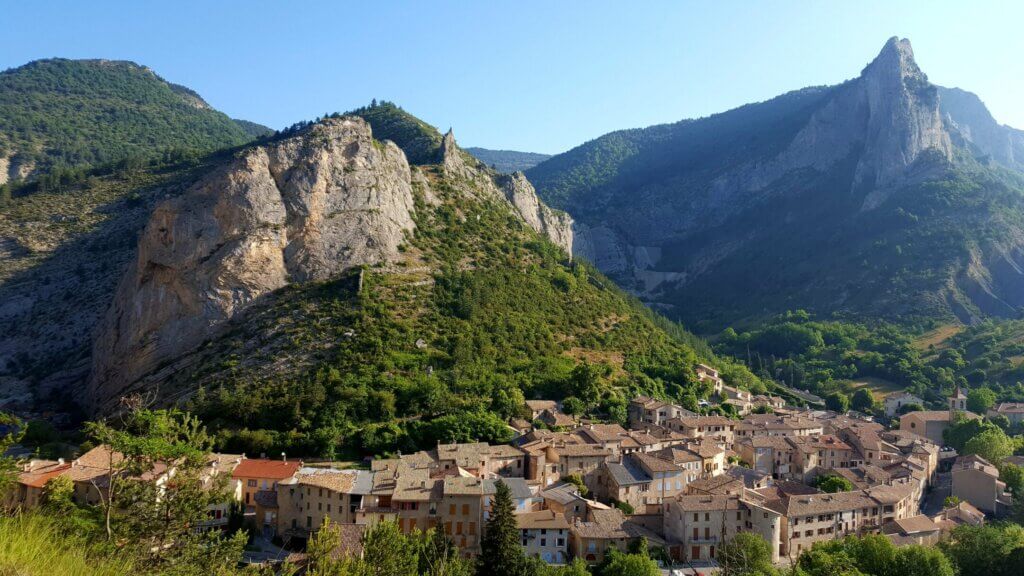 Orpierre, cité médiévale, à la frontière de la Provence et des Alpes ©Station Verte
