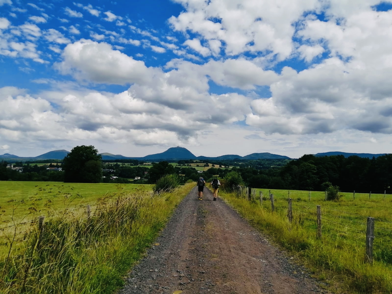 Sur la trace du GR 441 et de la Chaîne des Puys © Toploc
