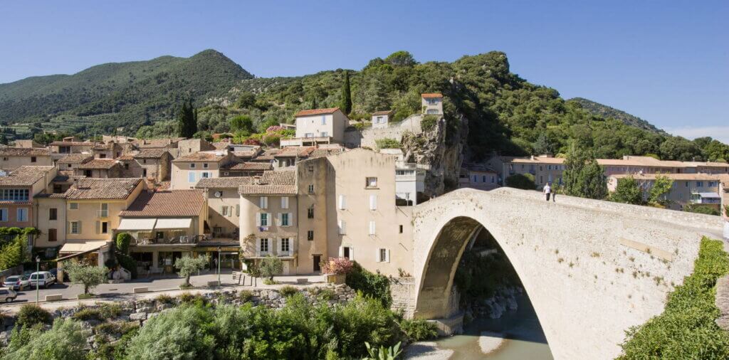 Nyons et son pont Roman, porte d'entrée vers les Baronnies Provençales ©Drôme c'est ma nature
