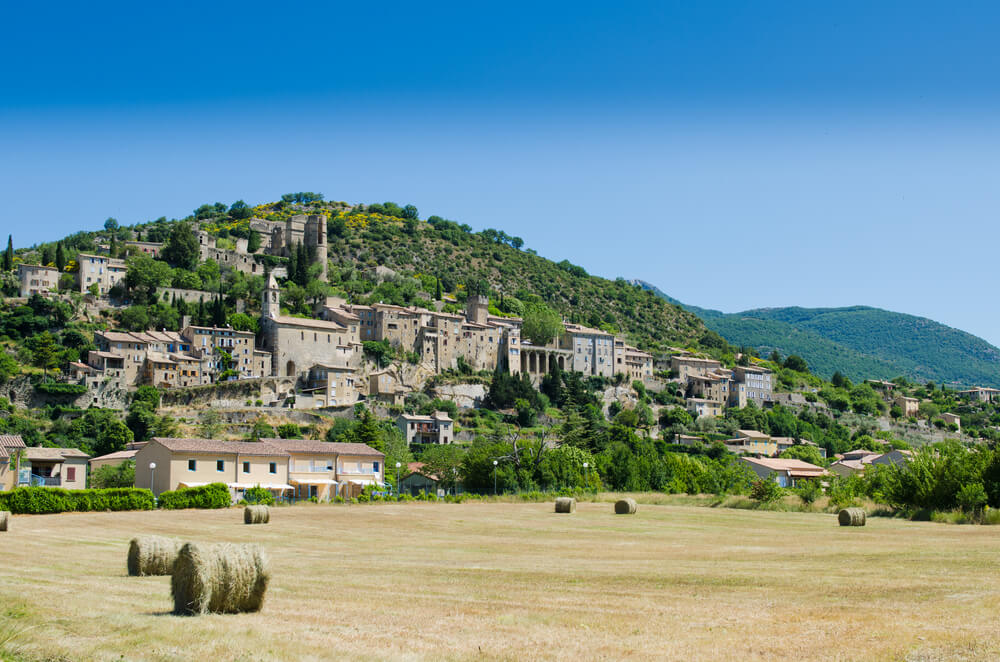 Montbrun-les-Bains, perché en hauteurs des Baronnies Provençales ©Shutterstock
