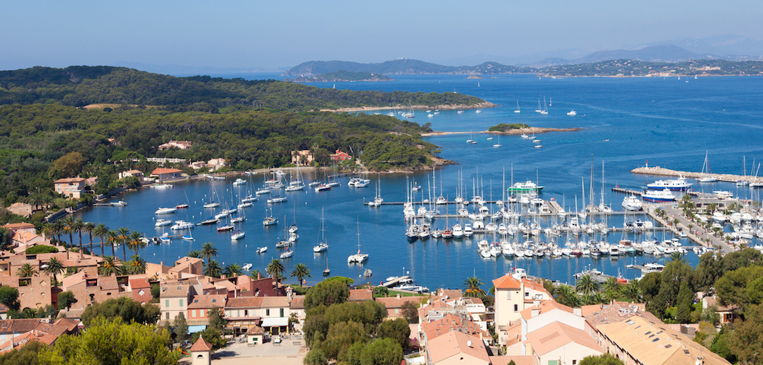 Vue de Porquerolles depuis le Fort Saint-Agathe © iStock Samuel Borges