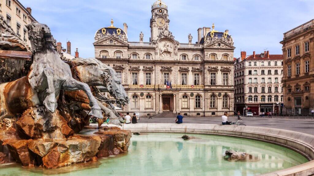 L'hôtel de ville avec la Fontaine Bartholdi sur la place des terreaux de Lyon ©KAYAK